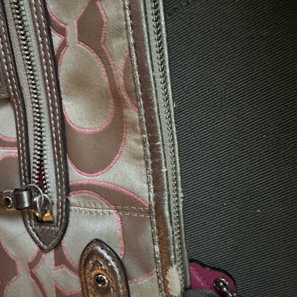 Light beige Coach cross-body purse with beige and pink C design - Picture 7 of 8